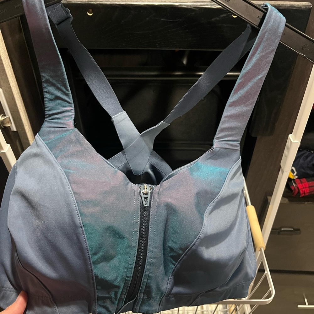VICTORIA'S SECRET
KNOCKOUT FRONT-CLOSE SPORTS BRA 🫧✨